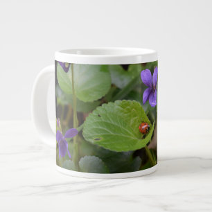Grande Tasse Ladybug sur les fleurs de violet doux