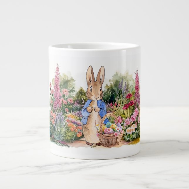 Grande Tasse Lapin de Pâques classique dans son jardin (Devant)