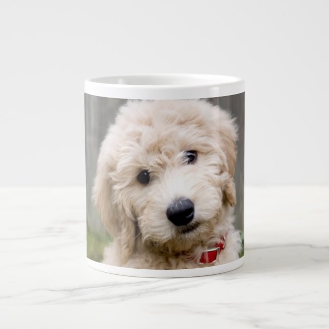 Grande Tasse Le Chiot De Goldendoodle S'Assis Dans L'Herbe (Devant)