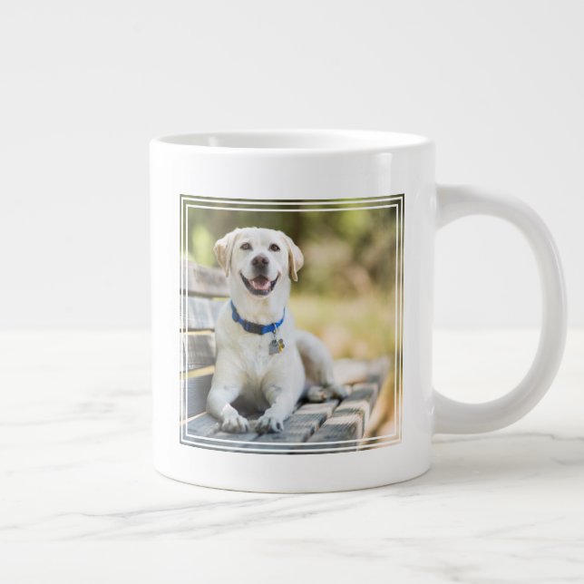 Grande Tasse Le Labrador Jaune Est Sur Le Banc (Droite)