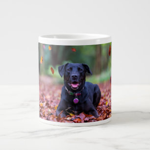 Grande Tasse Le Labrador Noir Dans Les Feuilles D'Automne