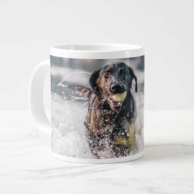 Grande Tasse Le Labrador Noir Joue Dans L'Eau (Devant gauche)