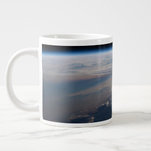 Grande Tasse Le lever Du Soleil Coule De Longues Ombres Sur La 