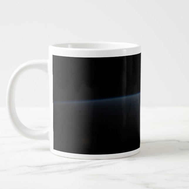 Grande Tasse Le Soleil qui s'installe sur l'horizon terrestre. (Gauche)