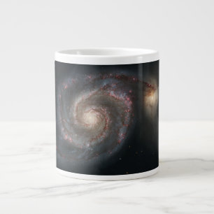 Grande Tasse Le Whirlpool Galaxy M51 & Companion dans l'espace