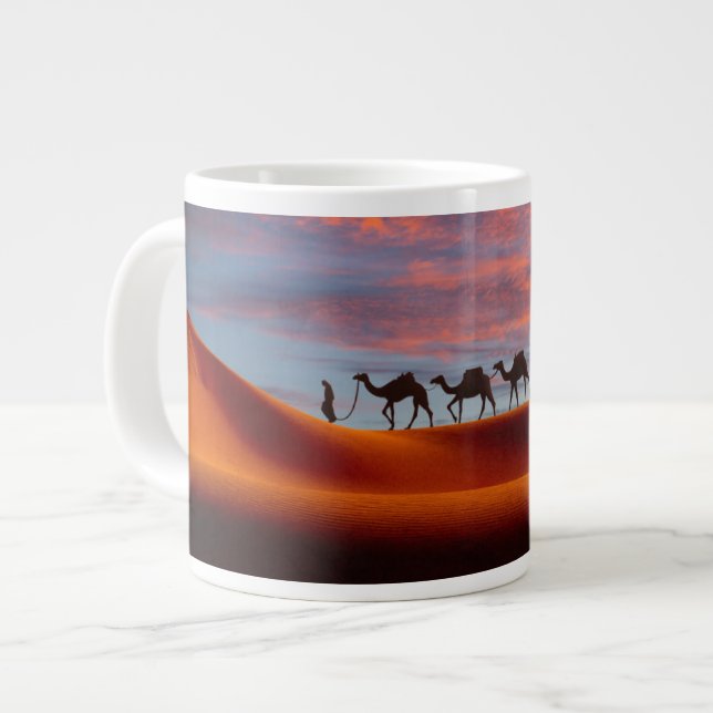 Grande Tasse Les déserts | Homme et chameaux dans les dunes de  (Devant gauche)