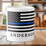 Grande Tasse Ligne bleue mince moderne Officier de police perso<br><div class="desc">Bleu fin Drapeau Café Mug - Etats-Unis Drapeau américain design en couleurs Police Drapeau, moderne noir bleu design. Parfait pour tous les policiers, maman de la police et femme de la police. Personnalisez avec le nom de l'agent de police, ou le numéro d'insigne, ou le nom de famille. Cette fine...</div>