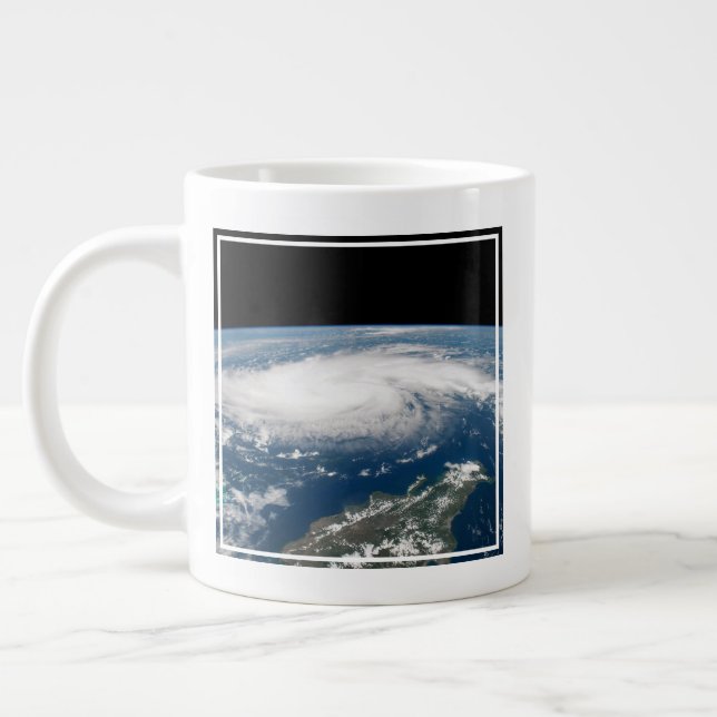 Grande Tasse L'Ouragan Dorian Au-Dessus De L'Océan Atlantique. (Gauche)