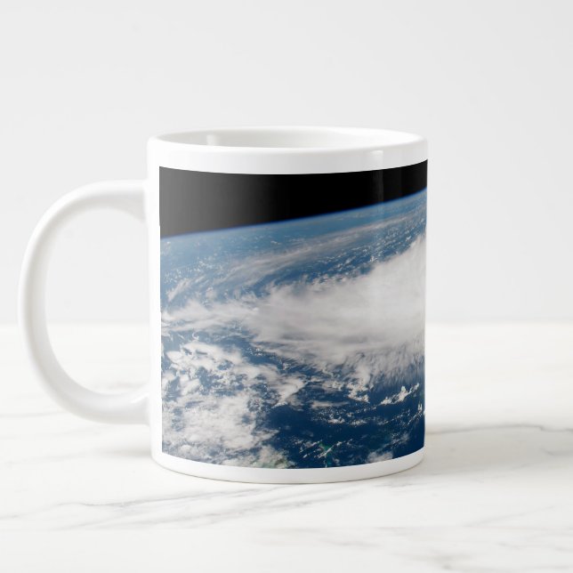 Grande Tasse L'Ouragan Dorian Au-Dessus De L'Océan Atlantique. (Gauche)