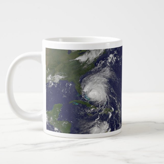 Grande Tasse L'Ouragan Irene Traverse Les Bahamas. (Gauche)