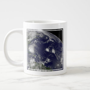 Grande Tasse L'Ouragan Irene Traverse Les Bahamas.