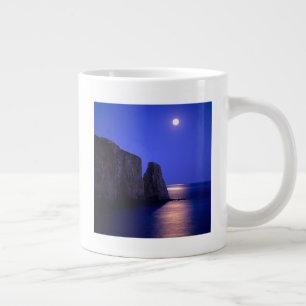 Grande Tasse Lune au crépuscule Rocher Percé Côte Gaspésienne