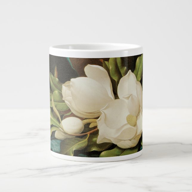 Grande Tasse Magnolias géant sur un tissu de velours bleu par M (Devant)