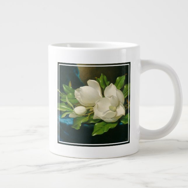 Grande Tasse Magnolias géantes sur un tissu de velours bleu, ve (Droite)