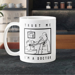 Grande Tasse Médecin avec stéthoscope vérifiant les pieds