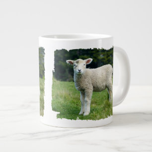 Grande Tasse Mignonne Bébé mouton visage boueux dans la prairie