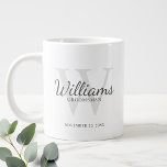 Grande Tasse Monogramme de script personnalisé et Groomsmen de<br><div class="desc">Ajoutez une touche personnelle à votre mariage avec une tasse de toiletteurs personnalisée. Cette tasse présente le nom personnalisé du marionnettiste en style de police de script classique gris avec des détails mariages en style de police serif classique gris et monogramme en style de police serif classique gris clair en...</div>