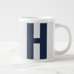 Grande Tasse Monogramme supérieur initial en gris argenté et bl<br><div class="desc">Gras et simple, tasse de jumbo personnalisée avec votre choix d'origine. Le design présente une très grande typographie sans serif en bleu foncé sur un arrière - plan gris argenté. Le modèle est configuré pour que vous puissiez modifier la lettre mais, si vous souhaitez modifier les couleurs aussi, veuillez cliquer...</div>