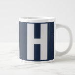 Grande Tasse Monogramme surdimensionné initial en bleu foncé et<br><div class="desc">Gras et simple, tasse de jumbo personnalisée avec votre choix d'origine. Le design présente une très grande typographie sans serif en gris argenté sur un arrière - plan bleu foncé. Le modèle est configuré pour que vous puissiez modifier la lettre mais, si vous souhaitez modifier les couleurs aussi, veuillez cliquer...</div>