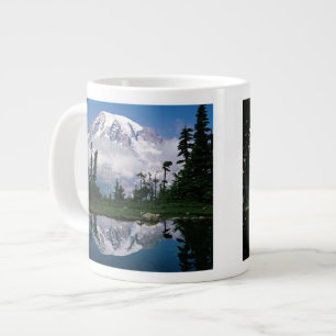 Grande Tasse Mont Rainier reflété dans un lac de montagne