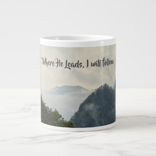 Grande Tasse Montagnes à la distance de la Misty sur un