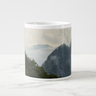 Grande Tasse Montagnes à la distance de la Misty sur un