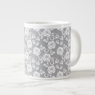 Grande Tasse motif en dentelle blanche sur arrière - plan gris