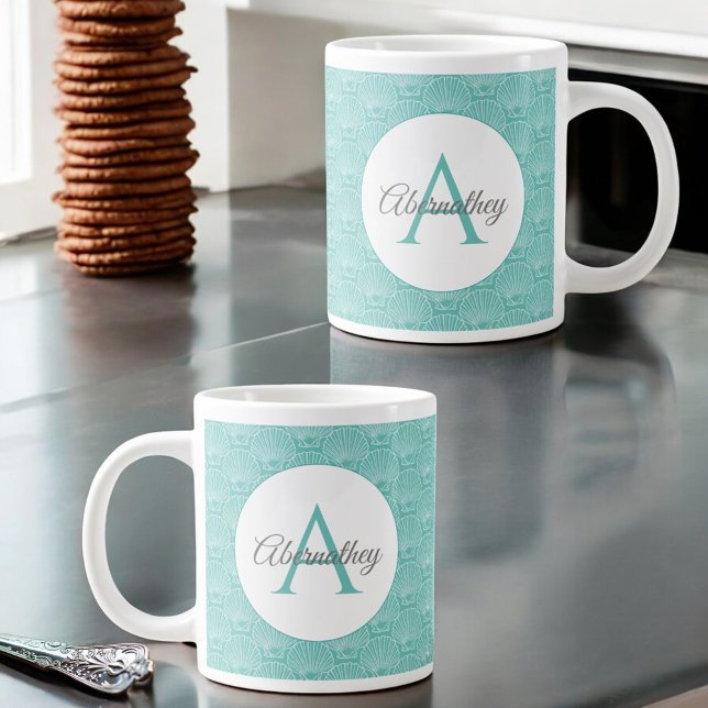 Grande Tasse Nom du monogramme White Sea Shell Motif Beach Hous (Monogram and name template on both sides of handle)