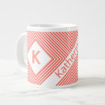 Grande Tasse Nom initial | Corail diagonal funky/rayures blanch<br><div class="desc">Utilisez le modèle de texte fourni pour personnaliser avec votre nom et votre initiale. Il s'agit d'une conception géométrique avec un corail et blanc funky motif de bandes diagonales avec carrés et triangles symétriques. Votre initiale est imprimée dans le carré en diagonale blanche de chaque côté, et votre nom est...</div>