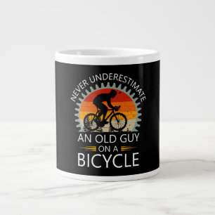Grande Tasse N'oubliez jamais un vieux gars sur un vélo