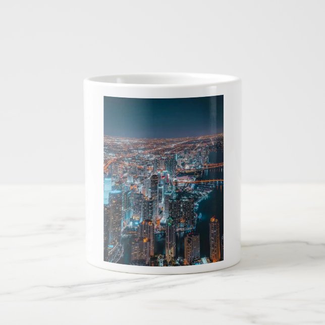 Grande Tasse Nuit – Éclairage Urbain Époustouflant & Front de M (Devant)