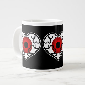 Grande Tasse Oeil rouge dans le coeur sur noir