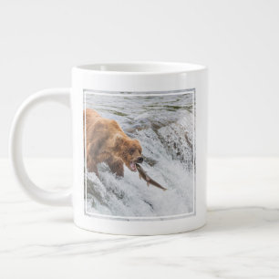 Grande Tasse Ours brun attrape saumon rouge