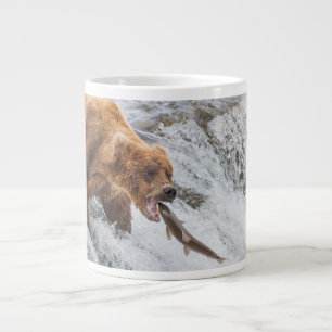 Grande Tasse Ours brun attrape un saumon rouge