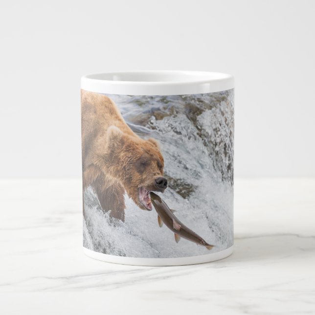 Grande Tasse Ours brun attrape un saumon rouge (Devant)
