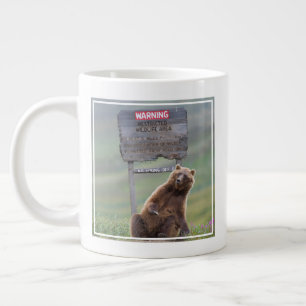 Grande Tasse Ours Grizzly Joue Avec Un Panneau