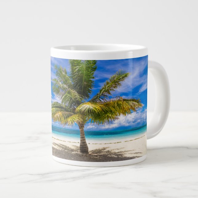 Grande Tasse Palm sur la plage de sable blanc (Devant droit)