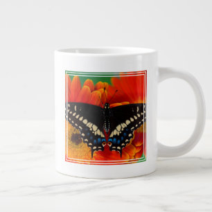 Grande Tasse Papillon noir à queue fourchue sur une marguerite 