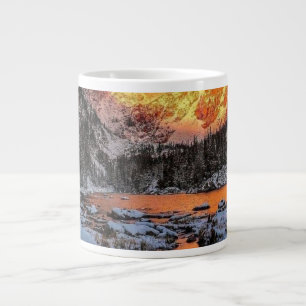 Grande Tasse Paysage de montagne majestueux au coucher du solei