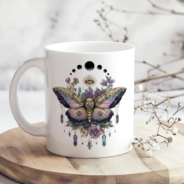 Grande Tasse Phases de lune de la Moth Céleste  (Celestial Moth Moon Phases Giant Coffee Mug on a boho kitchen table with tiny white flowers.)
