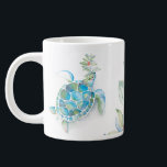 Grande Tasse Plage Noël Mer Tortue Mer & Salutations<br><div class="desc">Ces tasses à café de Noël de la plage ont une tortue de mer aquarelle avec des sprigs de verdure de vacances et des baies rouges. Les mots "Seas & Greutations" sont placés dans la typographie de script rouge à la mode. Un choix charmant pour votre décor de vacances ou...</div>