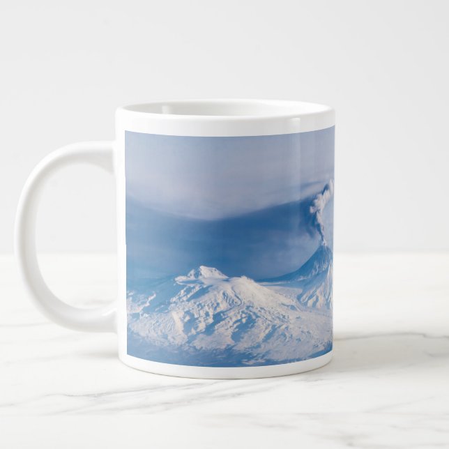 Grande Tasse Plume Émanant Du Volcan Kliuchevskoi. (Gauche)