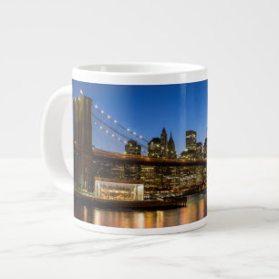Grande Tasse Pont de Manhattan et de Brooklyn au crépuscule