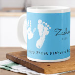 Grande Tasse Première Fête des pères Ajouter les nouveau-nés Im<br><div class="desc">Tasse à café imprimé personnalisé avec AJOUTER vos nouveau-nés imprimés et mots "Happy First Fête des pères ♥️ We Love You" avec nom et date.</div>