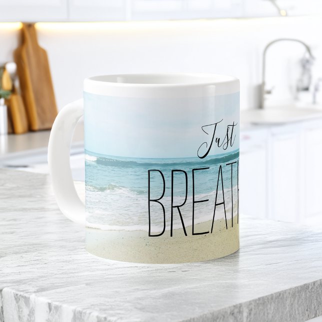 Grande Tasse Respirer simplement à la plage (Just Breathe at the Beach Giant Coffee Mug)