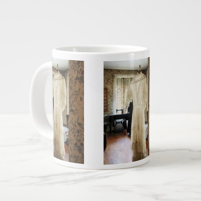Grande Tasse Robe Mariage du XIXe siècle (Devant gauche)