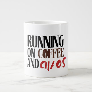 Grande Tasse Running on Coffee & Chaos – Funny Workday Classic 