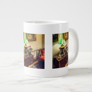 Grande Tasse Salon confortable avec le modèle de lampe de