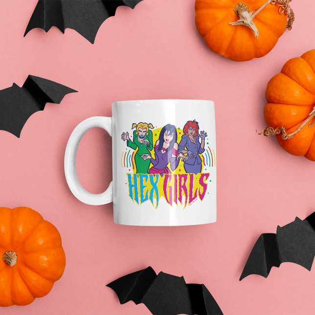 Grande Tasse Scooby-Doo | Les Filles Hex (Mug on table)