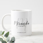 Grande Tasse Script moderne Présentatrice personnalisée Café Mu<br><div class="desc">Ajoutez une touche personnelle à votre mariage avec une tasse d'aubergistes personnalisée. Cette tasse présente le nom personnalisé de la demoiselle d'honneur en gris style de police de script moderne et monogramme en gris clair style de police de script moderne comme arrière - plan avec titre et date mariage en...</div>